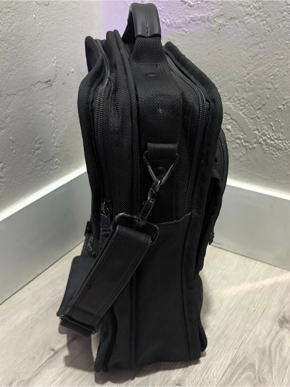 Tumi Men's Black Crossbody Travel Compact Carry On Bag Messenger Bag